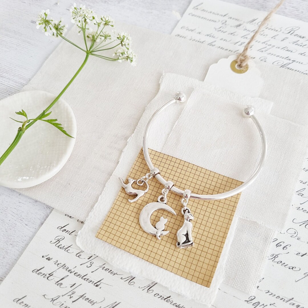 El gato sentó en el brazalete de amuleto de la luna - Etsy España