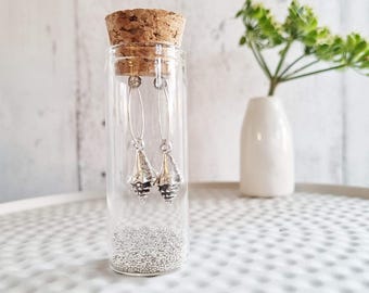 ボトルに入った貝殻のフープイヤリング