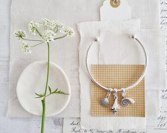 Pulseira com pingente de concha