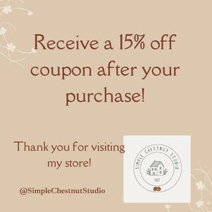 Op de afbeelding: Een bruine en witte afbeelding met de tekst "Ontvang 15% korting na je aankoop!" en "Bedankt voor je bezoek aan mijn winkel!" De afbeelding bevat ook een logo met de tekst "Simple Chestnut Studio" en een kleine illustratie van een huis.