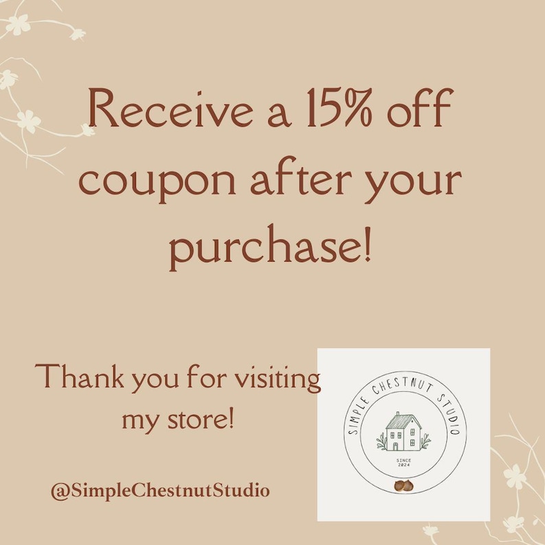 Op de afbeelding: Een bruine en witte afbeelding met de tekst "Ontvang 15% korting na je aankoop!" en "Bedankt voor je bezoek aan mijn winkel!" De afbeelding bevat ook een logo met de tekst "Simple Chestnut Studio" en een kleine illustratie van een huis.