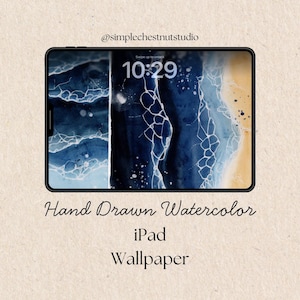 Puede incluir: Fondo de pantalla para iPad con un dise&ntilde;o de acuarela dibujado a mano. La obra de arte muestra una escena abstracta del oc&eacute;ano en azul y blanco, con una orilla arenosa. La hora 10:29 se muestra en la pantalla. El texto dice "Hand Drawn Watercolor iPad Wallpaper."