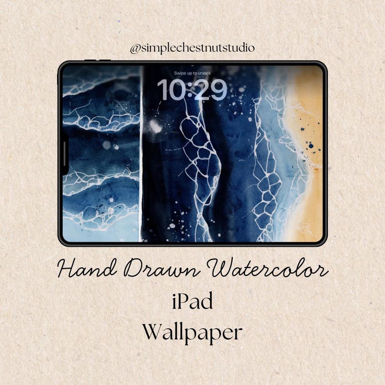 Puede incluir: Fondo de pantalla para iPad con un dise&ntilde;o de acuarela dibujado a mano. La obra de arte muestra una escena abstracta del oc&eacute;ano en azul y blanco, con una orilla arenosa. La hora 10:29 se muestra en la pantalla. El texto dice "Hand Drawn Watercolor iPad Wallpaper."