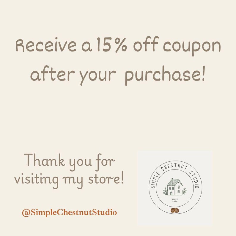 Puede incluir: Gr&aacute;fico color crema con texto que dice "&iexcl;Recibe un cup&oacute;n del 15% de descuento despu&eacute;s de tu compra!" y "&iexcl;Gracias por visitar mi tienda!". El logotipo de Simple Chestnut Studio est&aacute; en la esquina inferior derecha.