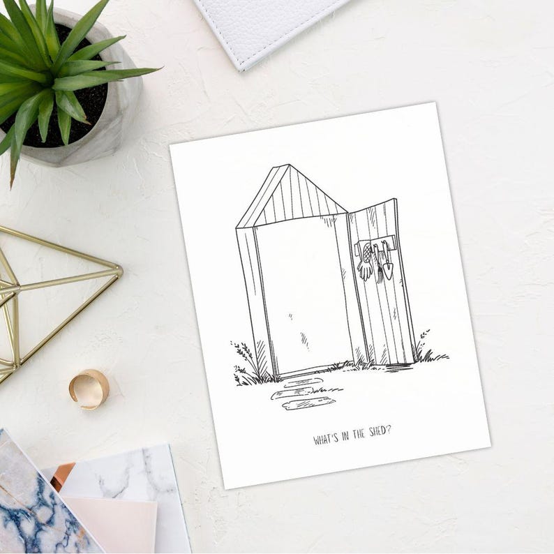 Op de afbeelding: Een zwart-witte lijntekening van een schuur met de deur open. De tekst "What's in the shed?" staat onder de schuur.