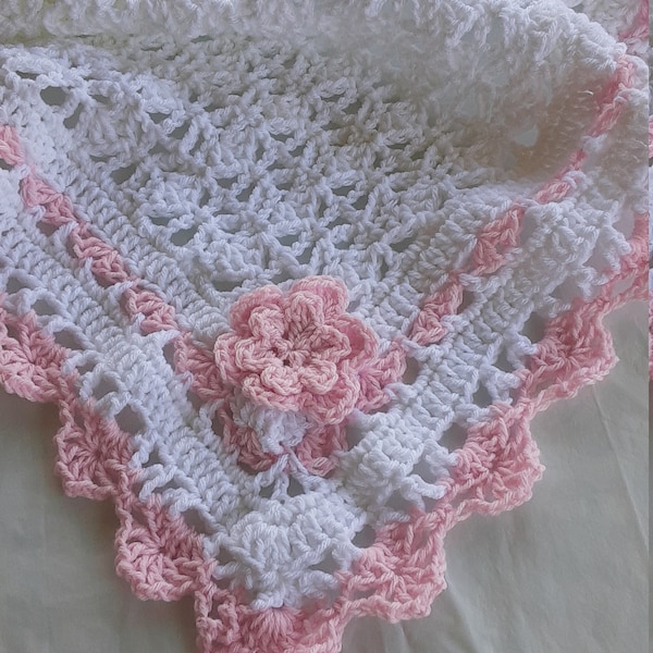 Couverture pour bébé fille au crochet à la main. Cadeau pour baby shower. Cadeau pour nouveau-né. Couverture pour bébé de couleur blanc/rose. Matériau « Pound of Love ».