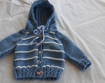 Cardigan bébé unisexe avec capuche.Cardigan couleur bleu bébé.9/12 mois.Détail boutons animaux de la ferme.Cardigan bébé garçon.Cardigan bébé fille.