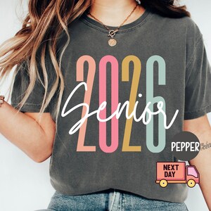 Camiseta Senior 2026 de Comfort Colors®, camiseta retro Senior, camiseta retro Senior 2026, camiseta Senior, camiseta Senior de la generación 2026, regalo de graduación imagen 8