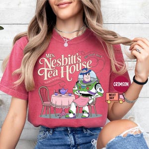 Comfort Colors® Mrs. Nesbitt’s Tea House-skjorta, Nesbitt’s Tea House-skjorta, Toy Story-skjorta, Toy Story-skjorta, Disneyland-skjorta, present bild 8