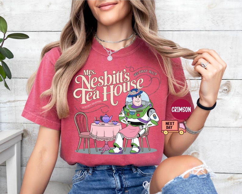 Comfort Colors® Mrs. Nesbitt’s Tea House-skjorta, Nesbitt’s Tea House-skjorta, Toy Story-skjorta, Toy Story-skjorta, Disneyland-skjorta, present bild 8