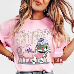 Comfort Colors® Mrs. Nesbitt’s Tea House-skjorta, Nesbitt’s Tea House-skjorta, Toy Story-skjorta, Toy Story-skjorta, Disneyland-skjorta, present bild 5