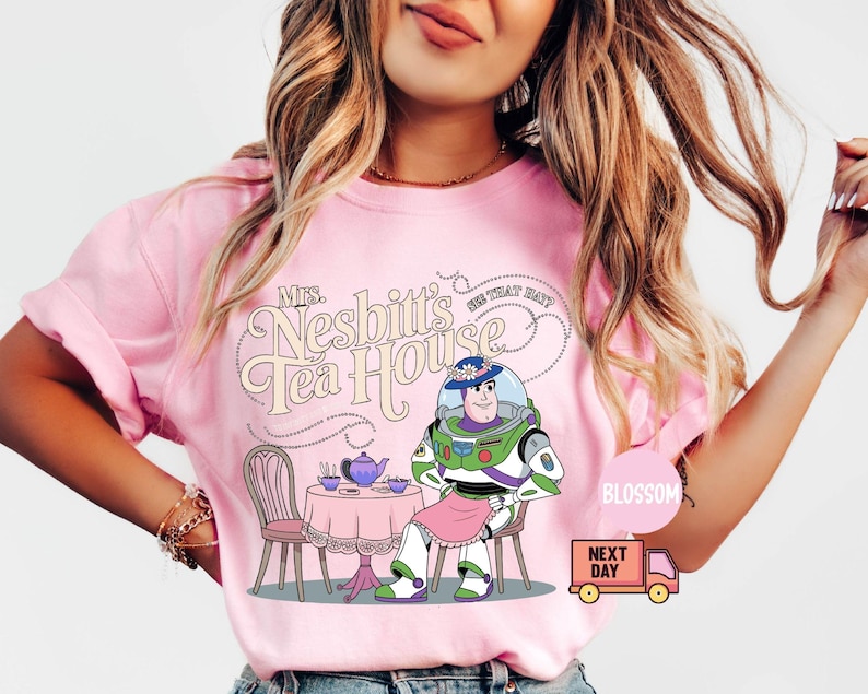 Comfort Colors® Mrs. Nesbitt’s Tea House-skjorta, Nesbitt’s Tea House-skjorta, Toy Story-skjorta, Toy Story-skjorta, Disneyland-skjorta, present bild 5