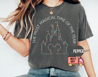 Camiseta Comfort Color con diseño de luces navideñas de Disney: ¡Es la época más mágica del año! Camiseta del Castillo de Disney, camiseta navideña de Mickey, camiseta de regalo de Navidad.
