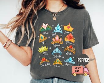 Camiseta con corona de princesa retro Comfort Colors®, camiseta de Blancanieves, Rapunzel, Ariel y Bella, camiseta de viaje de Disney para niñas, camiseta de vacaciones de princesas del Reino Mágico