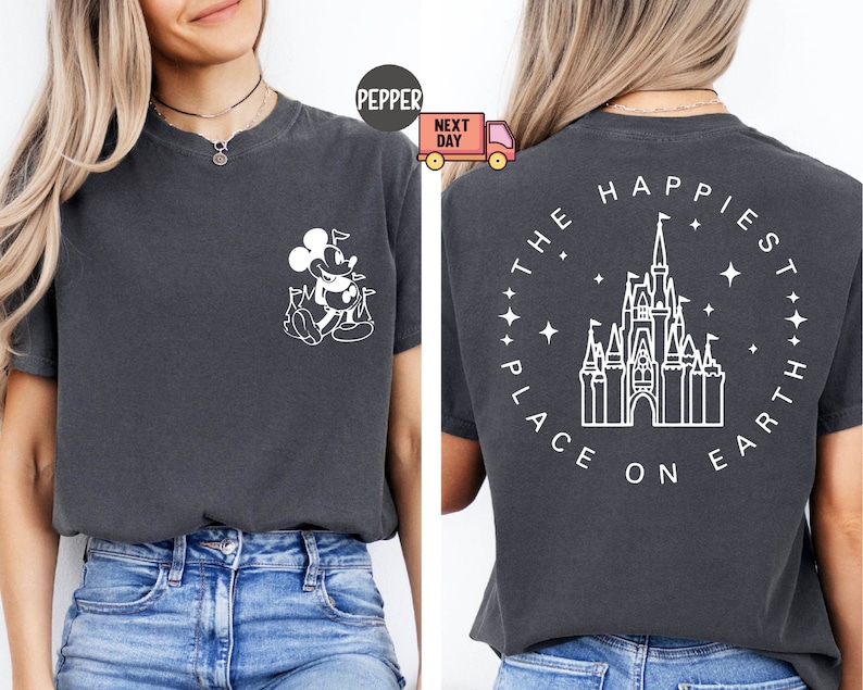 K&ouml;nnte beinhalten: Ein dunkelgraues T-Shirt mit einer wei&szlig;en Umrandung von Mickey Mouse auf der Vorderseite und einer wei&szlig;en Umrandung von Schloss Aschenputtel mit dem Text "The Happiest Place on Earth" auf der R&uuml;ckseite.