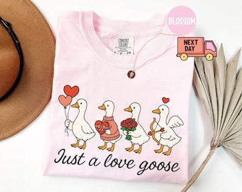 Comfort Colors® Just a Love ガチョウシャツ、面白いバレンタインシャツ、かわいいガチョウ好きへのギフト、カップル向けのロマンチックなガチョウシャツ、面白いガチョウTシャツ