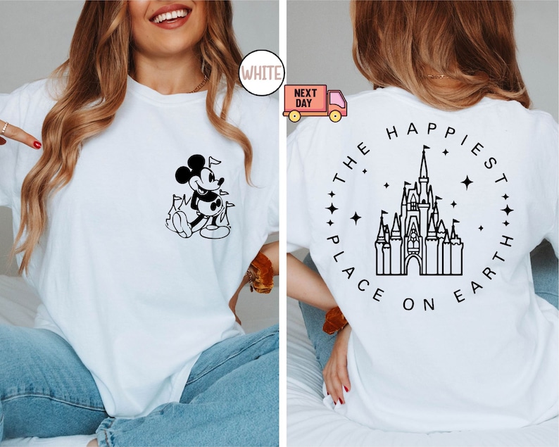 K&ouml;nnte beinhalten: Wei&szlig;es T-Shirt mit einer Schwarzwei&szlig;illustration von Mickey Mouse auf der Vorderseite und dem Text "The Happiest Place on Earth" mit einer Schwarzwei&szlig;illustration von Schloss Aschenputtel auf der R&uuml;ckseite.