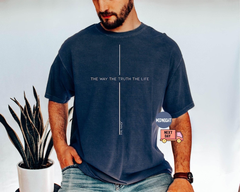 Puede incluir: Camiseta azul marino con el texto "THE WAY THE TRUTH THE LIFE" y una l&iacute;nea blanca vertical. El texto "JOHN 14:6" est&aacute; impreso verticalmente. La camiseta la lleva una persona.
