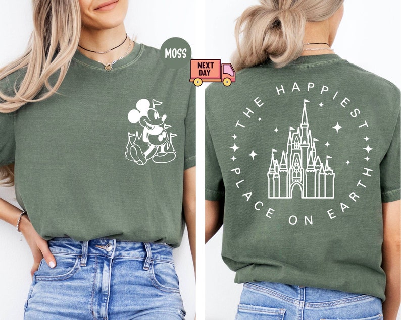 K&ouml;nnte beinhalten: Ein gr&uuml;nes T-Shirt mit einer wei&szlig;en Umrandung von Mickey Mouse auf der Vorderseite und einer wei&szlig;en Umrandung von Schloss Aschenputtel mit dem Text "The Happiest Place on Earth" auf der R&uuml;ckseite.