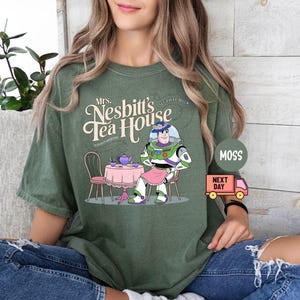 Comfort Colors® Mrs. Nesbitt’s Tea House-skjorta, Nesbitt’s Tea House-skjorta, Toy Story-skjorta, Toy Story-skjorta, Disneyland-skjorta, present bild 7