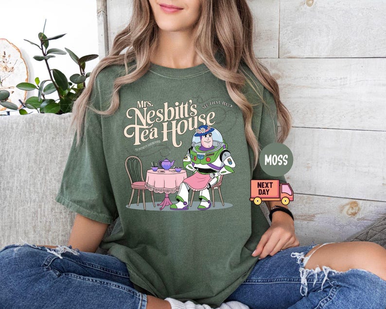 Comfort Colors® Mrs. Nesbitt’s Tea House-skjorta, Nesbitt’s Tea House-skjorta, Toy Story-skjorta, Toy Story-skjorta, Disneyland-skjorta, present bild 7