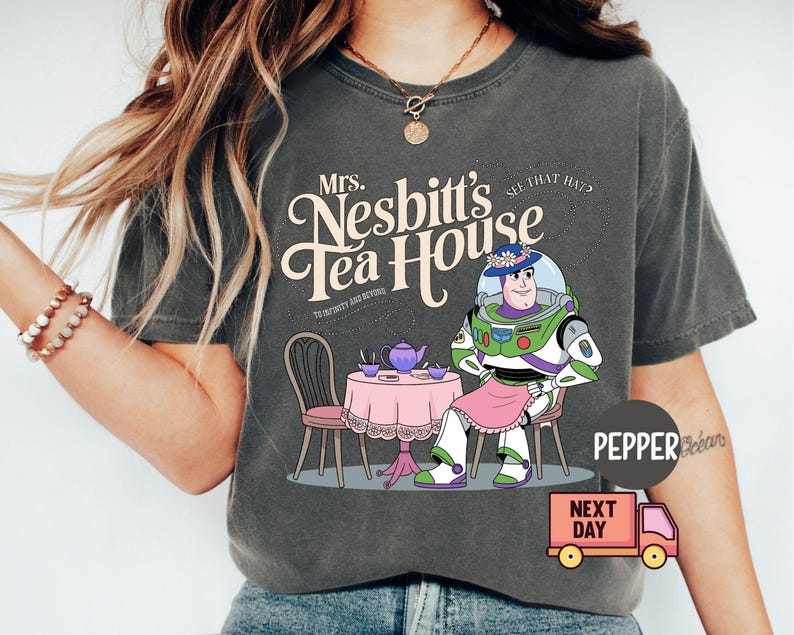 Comfort Colors® Mrs. Nesbitt’s Tea House-skjorta, Nesbitt’s Tea House-skjorta, Toy Story-skjorta, Toy Story-skjorta, Disneyland-skjorta, present bild 1