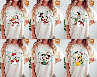 Camiseta Comfort Colors® Disney Christmas Lights, camisetas navideñas familiares a juego de Mickey, Minnie, Donald, Daisy, Goofy y Pluto, camiseta navideña de Disneyland
