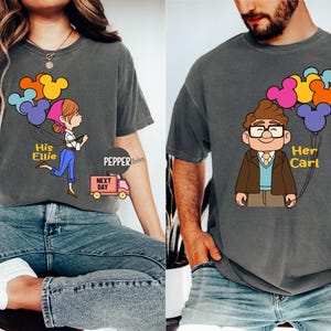 Comfortkleuren zijn Carl Her Ellie-shirts, Carl en Ellie-shirts, shirt voor paar omhoog, shirt Disney-cadeau paar cadeau, Disney-huwelijksreis-T-shirt, voor hem en haar