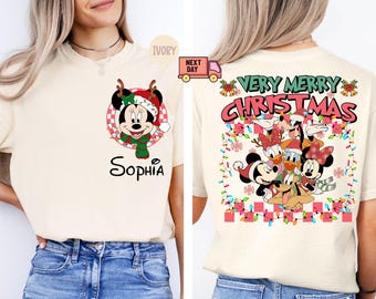 Comfort Colors® Custom Disney Very Merry Christmas-shirt, shirt met Disney-kerstfiguren, Disney Family-kerstshirt, kerstgroep-T-shirt