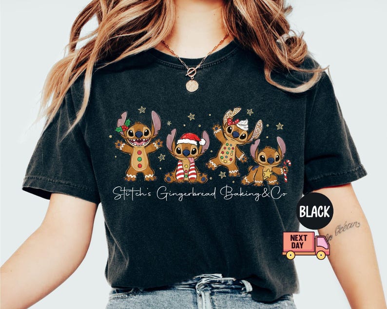Puede incluir: Camiseta negra con un dise&ntilde;o de Stitch con tem&aacute;tica de pan de jengibre. El gr&aacute;fico incluye cuatro personajes de Stitch decorados como hombres de jengibre, con el texto "Stitch's Gingerbread Baking & Co" debajo. La camiseta tiene un corte holgado.