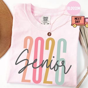 Camiseta Senior 2026 de Comfort Colors®, camiseta retro Senior, camiseta retro Senior 2026, camiseta Senior, camiseta Senior de la generación 2026, regalo de graduación imagen 3