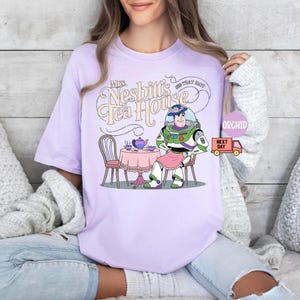 Comfort Colors® Mrs. Nesbitt’s Tea House-skjorta, Nesbitt’s Tea House-skjorta, Toy Story-skjorta, Toy Story-skjorta, Disneyland-skjorta, present bild 3