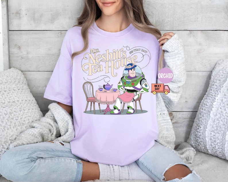 Comfort Colors® Mrs. Nesbitt’s Tea House-skjorta, Nesbitt’s Tea House-skjorta, Toy Story-skjorta, Toy Story-skjorta, Disneyland-skjorta, present bild 3