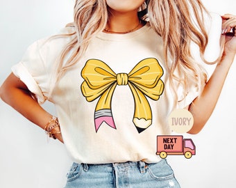 Camisa Coquette Teacher Comfort Colors®, camiseta Coquette Pencil Bow, camiseta moderna para el regreso a clases, regalo de agradecimiento, regalo para maestros de primaria