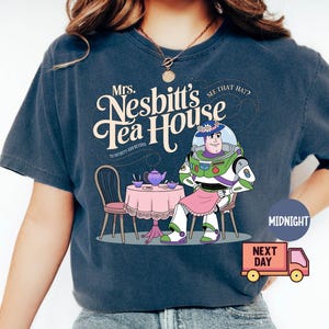 Comfort Colors® Mrs. Nesbitt’s Tea House-skjorta, Nesbitt’s Tea House-skjorta, Toy Story-skjorta, Toy Story-skjorta, Disneyland-skjorta, present bild 4