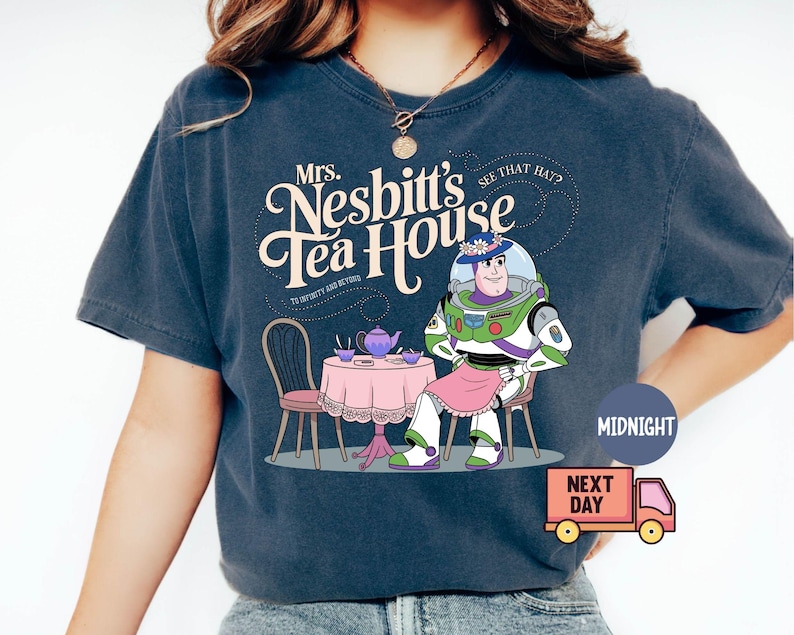 Comfort Colors® Mrs. Nesbitt’s Tea House-skjorta, Nesbitt’s Tea House-skjorta, Toy Story-skjorta, Toy Story-skjorta, Disneyland-skjorta, present bild 4