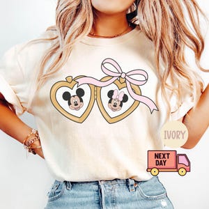 Maglietta con medaglione Comfort Color®, maglietta con fiocco con medaglione, maglietta Minnie Mickey Lover, magliette per adulti Disneyworld, maglietta Mickey Coquette