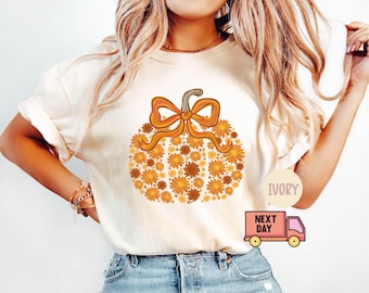 Camiseta Comfort Colors® con estampado de flores y calabazas, camiseta Pumpkin Coquette, camiseta con ambiente otoñal, camiseta de florista, camiseta bohemia, camiseta para mujer, camiseta de temporada espeluznante
