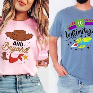 Puede incluir: Dos camisetas con diseños gráficos. Una es rosa con un sombrero de vaquero, botas y el texto "And Beyond". La otra es azul con un cohete y el texto "To infinity."