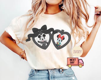 Medallón de lazo Coquette Comfort Colors®, camisa de pareja de Mickey y Minnie para Halloween de Disney, fiesta de Halloween de Disney, viaje de pareja con Jack Skellington y Sally