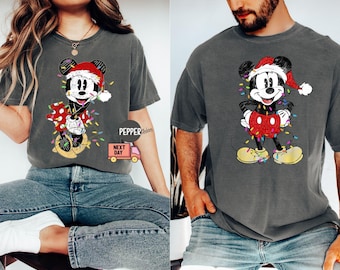 Camiseta navideña de Disney Mickey y Minnie Comfort Colors®, camiseta navideña familiar personalizada de Disney, Mickey y Minnie, camiseta navideña familiar