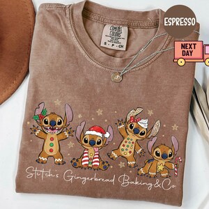 Puede incluir: Camiseta color espresso con un dise&ntilde;o de Stitch estilo pan de jengibre y detalles festivos. La camiseta tiene el texto "Stitch's Gingerbread Baking & Co". La camiseta es de la marca Comfort Colors.