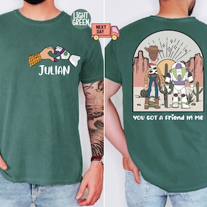 Maglietta personalizzata Comfort Colors® Toy Story, maglietta Disney Woody Buzz Lightyear, maglietta "You've Got A Friend In Me", maglietta coordinata per tutta la famiglia Pixar immagine 5