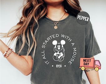 Camiseta "Todo empezó con un ratón", camiseta Disney 1928, camiseta Disney de colores cómodos, regalo para fans de Disney, camiseta Disney Mickey Mouse, camiseta Disney Trip