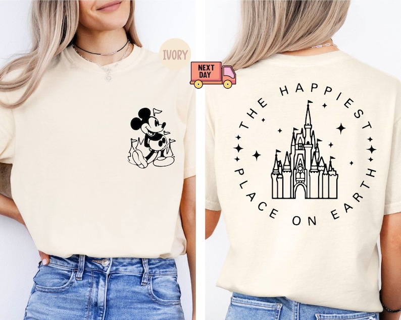 K&ouml;nnte beinhalten: Ein cremefarbenes T-Shirt mit einer Schwarzwei&szlig;illustration von Mickey Mouse vor dem Schloss von Aschenputtel. Die R&uuml;ckseite des Shirts zeigt eine Schwarzwei&szlig;illustration von Aschenputtels Schloss mit dem Text "The Happiest Place on Earth".