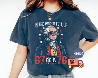 Camiseta Comfort Colors® "En un mundo lleno de 67 para ser un 76" de George Washington, camiseta con meme del 67, camiseta con historia de los seis sietes, camiseta de George Washington del 6 al 7