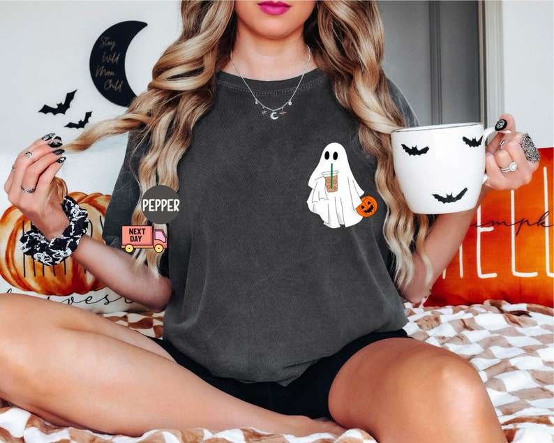 Camiseta Comfort Colors® Fantasma Fofo Café, Camiseta Fantasma Pequeno Café Gelado Fofo, Camiseta Fantasma Boo, Camiseta Fantasma Café, Amantes de Café no Halloween imagem 3