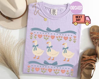 Camiseta Comfort Colors® Vintage Anos 80 com Ganso, Camiseta Divertida com Ganso de Fita Azul, Camiseta Retrô com Estampa de Ganso, Camiseta Fofa com Animal de Fazenda, Camiseta Estilo Cottagecore