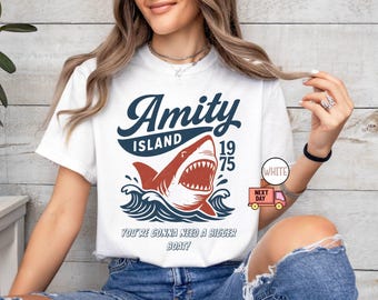 Comfort Colors® ジョーズ アミティ・アイランド 1975 ユニセックスTシャツ、映画にインスパイアされたギフト、映画ファンのためのTシャツ、レトロなサマーシャツ、ヴィンテージビーチTシャツ、ギフト