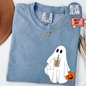 Camiseta Comfort Colors® Fantasma Fofo Café, Camiseta Fantasma Pequeno Café Gelado Fofo, Camiseta Fantasma Boo, Camiseta Fantasma Café, Amantes de Café no Halloween imagem 6